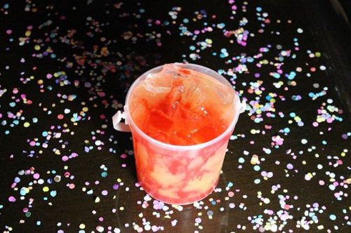 Have you tried a Howl Mini-Bucket?? They bring the party wherever they go 😉🎉🤩🎉 . . . #howlatthemoon #livemusic #drinks #wolfpack #buckets #entertainers #minibucket #bucketdrink #party #confetti #friday #friyay