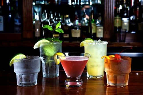 Which classic cocktail is your favorite?🍹 Comment below for a chance to win a $25 Howl Gift Card!💰Winner will be selected on Friday! #ginandtonic #mojito #cosmo #margarita #oldfashioned . . . #howlatthemoon #wolfpack #livemusic #drinks #happyhour #party #contest #winner