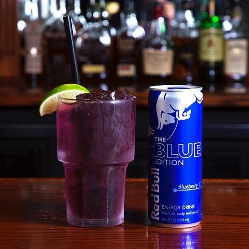 Our Blue Breeze cocktail will give you wiiiiings!! @redbull 🧚🏽‍♀️💙(and a slight buzz😉) . . #howlatthemoon #redbull #cocktails #bluebreeze #thirstythursday #fridayeve #happyhourwings #buzz