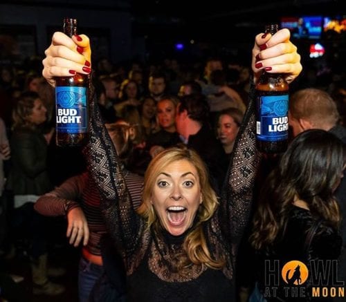 Two Buds are better than one, am I right??🍻 @budlight @budweiser . 📸| @raysorphotography12 . . #howlatthemoon #budlight #budweiser #dillydilly #cheers #beers #tuesday #wolfpack #welcometotheshow