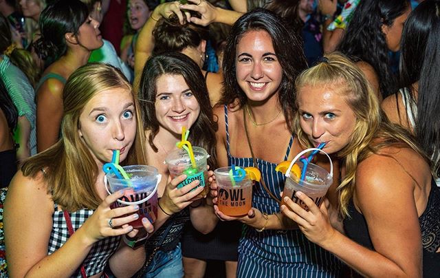 MINI BUCKETS ALL AROUND! We’ll give you two straws but no one says you need to share 😏 ⠀ 📸| @raysorphotography12